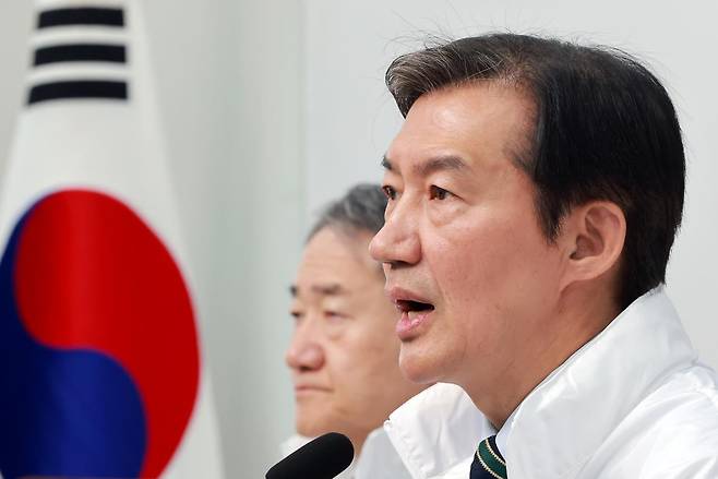 조국혁신당 중앙선거대책위원회 상임위원장이자 경기 평택을 국회의원 재선거에 출마하는 조국 대표가 27일 국회에서 열린 1차 선대위 회의에 참석해 발언하고 있다. 연합뉴스