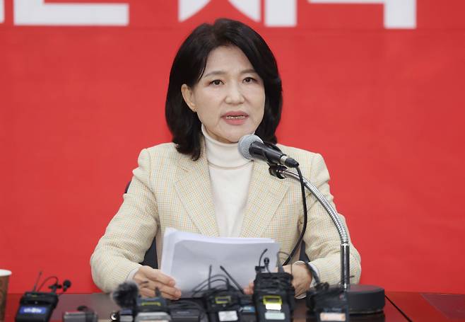 이진숙 전 방송통신위원장이 지난달 23일 오전 국민의힘 대구시당 회의실에서 국민의힘 공천관리위원회가 결정한 자신의 대구시장 후보자 컷오프(공천배제)에 대한 입장을 밝히고 있다. 연합뉴스
