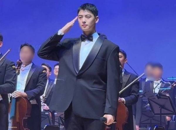 그룹 아스트로 멤버 겸 배우 차은우가 탈세 논란 후 처음으로 대중 앞에 모습을 드러냈다. 사진은 그룹 아스트로 멤버 겸 배우 차은우가 군악대 행사에 참석한 모습. /사진=온라인커뮤니티
