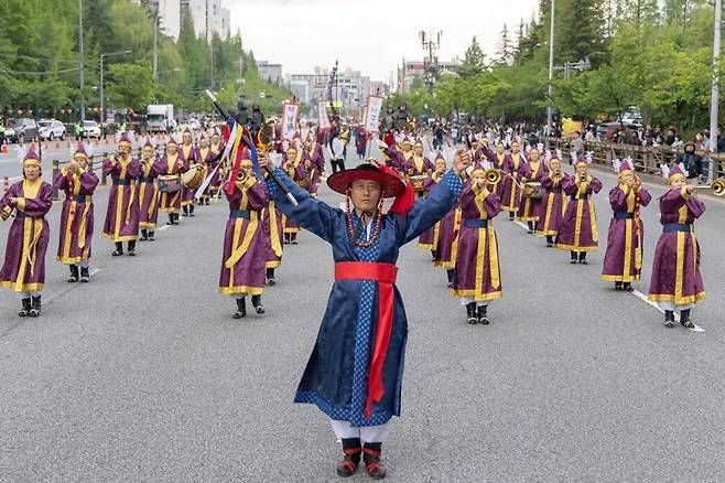 지난해 열린 전북 익산 서동축제에서 백제 무왕과 선화공주의 행차를 재현한 거리 퍼레이드에서 취타대가 선봉에 서서 풍악을 울리고 있다. 익산시 제공
