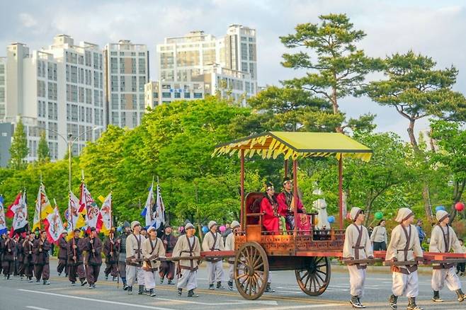 지난해 열린 전북 익산 서동축제에서 백제 무왕과 선화공주의 행차를 재현한 거리 퍼레이드를 진행하고 있다. 익산시 제공