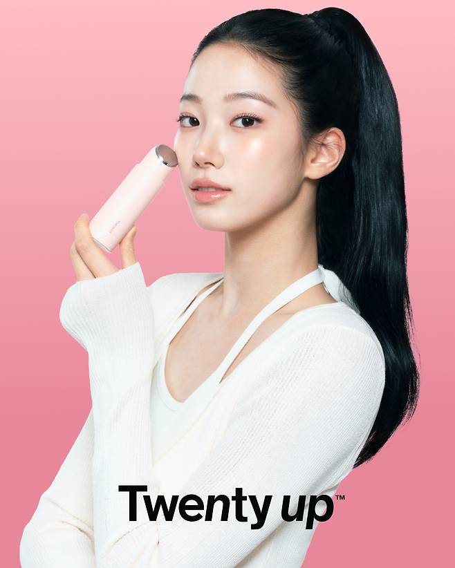 톰 뷰티 디바이스 ‘투앤티업’ 전속모델 르세라핌 카즈하. 사진 제공=앳홈