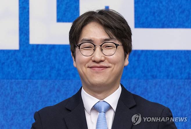 영입식에서 미소짓는 하정우 전 AI수석 (서울=연합뉴스) 황광모 기자 = 6·3 재보선에서 부산북구 갑에 출마할 것으로 예상되는 하정우 전 청와대 AI 수석이 29일 국회에서 열린 더불어민주당 인재 영입식에서 정청래 대표의 발언을 듣다 미소짓고 있다. 2026.4.29 hkmpooh@yna.co.kr