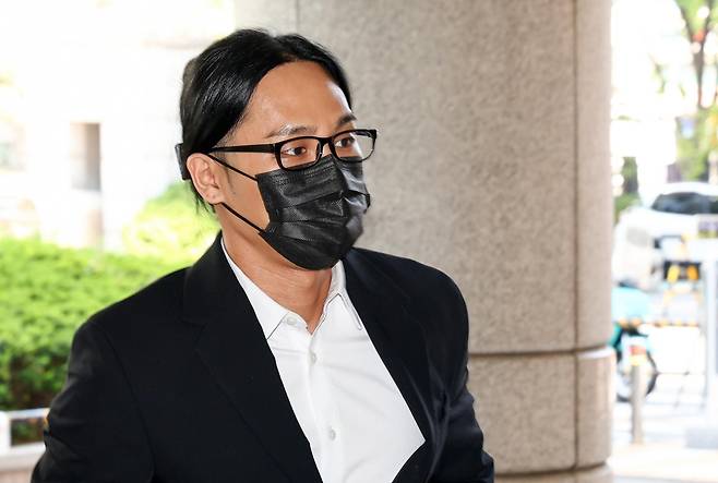 엑스터시와 대마 등 마약을 투약한 혐의로 재판에 넘겨져 1심에서 징역형 집행유예를 선고받은 래퍼 식케이(본명 권민식)가 30일 오전 서울 마포구 서울서부지방법원에서 열린 항소심 선고공판에 출석하고 있다. 뉴스1