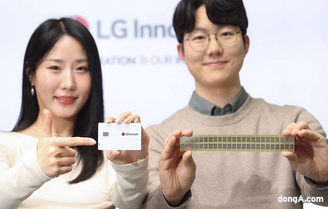LG이노텍이 스마트카드용 IC(집적회로) 기판의 탄소 배출량을 절반으로 줄인 ‘차세대 스마트 IC 기판’을 개발했다. LG이노텍 제공