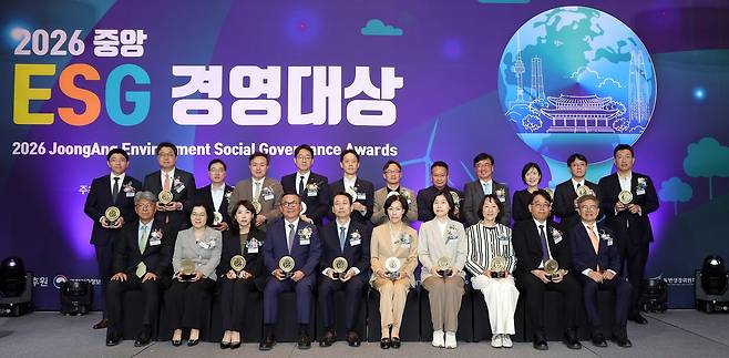 29일 서울 중구 더플라자 호텔 다이아몬드홀에서 열린 ‘2026 중앙 ESG 경영대상’ 시상식에서 수상자와 관계자들이 기념촬영을 하고 있다. 앞줄 왼쪽부터 신용호 중앙일보 광고사업총괄, 김경남 KB금융지주 전무, 한성희 현대모비스 상무, 김정훈 신한은행 브랜드홍보그룹 부행장, 이정우 KT 상무, 구자영 한국수자원공사 기획부문장, 윤미라 한국중부발전 재무경영처장, 강은정 인천국제공항공사 팀장, 김학선 한국해양진흥공사 홍보협력팀장, 김종대 심사위원장. 뒷줄 왼쪽부터 남정현 현대자동차 지속가능기획팀장, 배상하 우리금융지주 ESG경영부장, 이석중 서울주택도시개발공사 홍보실장, 문희찬 한국항공우주산업 안전실장, 박창률 한국전력공사 기획처장, 신동호 미래에셋증권 ESG&IR팀 이사, 남용우 LG생활건강 홍보부문장, 전제만 강원랜드 ESG상생본부장 직무대행, 김기호 HK이노엔 전략지원실 전무, 이은주 기아 지속가능경영팀장, 한승우 하나금융지주 ESG기획팀 부장, 안정재 삼성바이오로직스 지속가능경영팀장. 강정현 기자