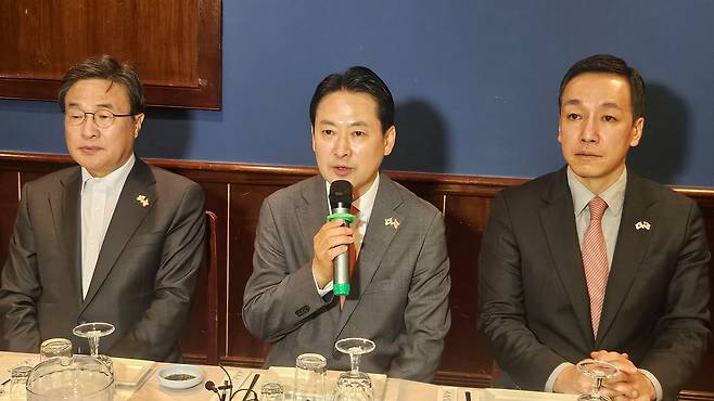 장동혁 국민의힘 대표가 15일(현지시간) 미국 워싱턴 인근의 한 식당에서 한국 특파원단과 간담회를 하고 있다. 장 대표는 지난 11일 김민수 최고위원과 먼저 출국했고, 14일 출국한 김대식ㆍ김장겸ㆍ조정훈 의원과 합류해 미 국가안보회의(NSC)와 국무부 등 행정부를 비롯해 의회, 싱크탱크 관계자 등과 만났다. 워싱턴=강태화 특파원