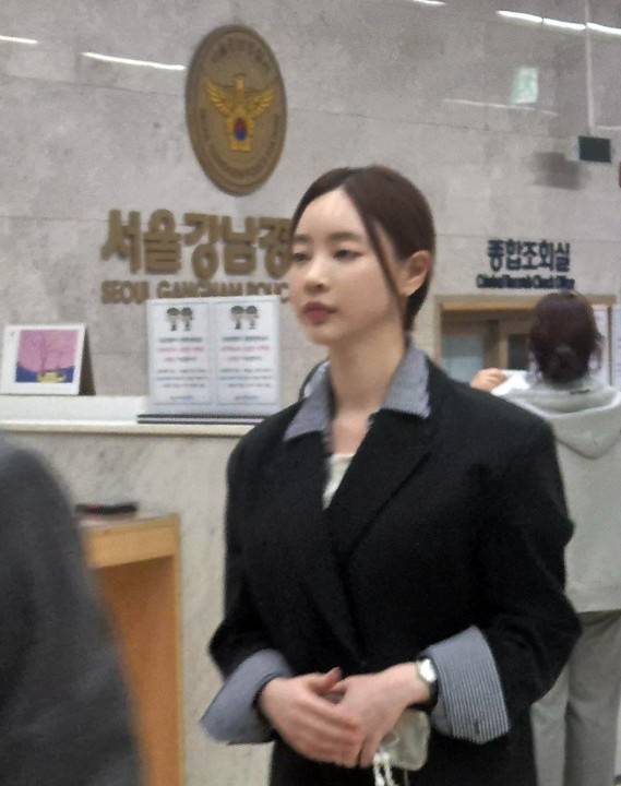 조사 마치고 귀가하는 양정원 조사 마치고 귀가하는 양정원 (서울=연합뉴스) 이의진 기자 = 필라테스 가맹 사기 의혹을 받는 필라테스 강사 출신 방송인 양정원 씨가 29일 서울 강남경찰서에서 피의자 신분으로 조사를 받은 뒤 귀가하고 있다. 2026.4.29 lynn@yna.co.kr (끝) <저작권자(c) 연합뉴스, 무단 전재-재배포, AI 학습 및 활용 금지>