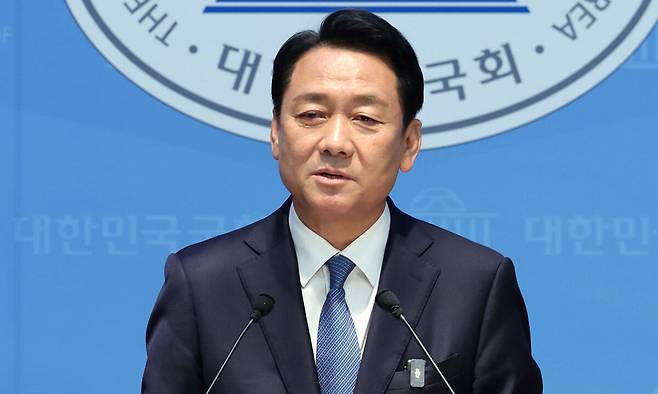 이광재 전 강원지사가 30일 서울 여의도 국회에서 경기 하남갑 국회의원 보궐선거 출마 선언을 하고 있다. 뉴스1
