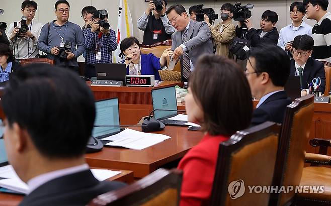 언쟁 이어지는 조작기소 국조특위 마지막 날 (서울=연합뉴스) 이동해 기자 = '윤석열 정권 정치검찰 조작기소 의혹 사건 진상규명 국정조사특별위원회' 활동 종료일인 30일 국회에서 열린 전체회의에서 국민의힘 김형동 야당 간사가 활동 결과보고서 최종본 출력을 두고 서영교 위원장에게 항의하고 있다. 2026.4.30 eastsea@yna.co.kr