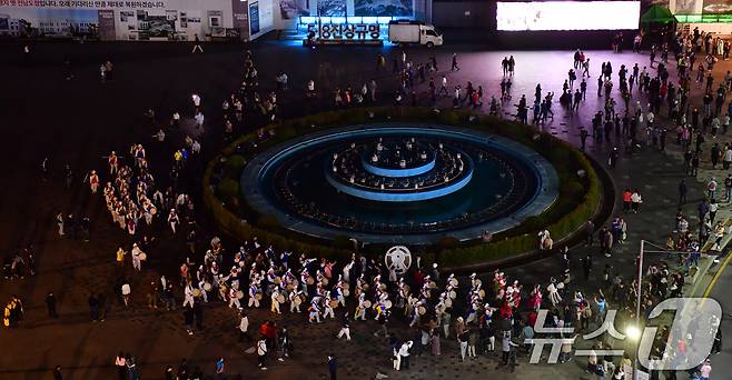 17일 오후 광주 동구 금남로에서 열린 5·18 민주화운동 44주년 전야제에서 오월풍물단과 시민들이 옛 전남도청 분수대를 돌며 강강술래를 하고 있다. (공동취재) 2024.5.18 ⓒ 뉴스1 안은나 기자