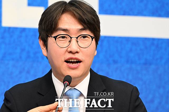민주당 후보로 부산 북구갑 국회의원 보궐선거에 출마하는 하정우 전 청와대 AI미래기획수석비서관은 1일 "노동의 가치를 존중하는 사회, 기술 발전의 혜택이 사람에게 돌아가는 사회, 인공지능(AI) 시대에도 사람이 중심이 되는 부산을 만들어가야 한다"고 말했다. 사진은 하 전 수석이 지난달 29일 국회에서 열린 인재영입식에서 모두발언을 하고 있는 모습. /남용희 기자