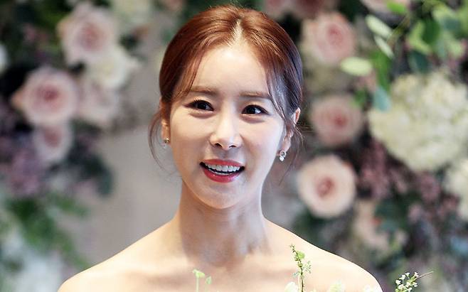 꽃 장식이 놓인 자리에서 환하게 웃고 있는 배우 한다감. 결혼 6년 만에 전한 임신 소식으로 40대 임신과 출산에 대한 관심이 다시 높아지고 있다. 뉴스1