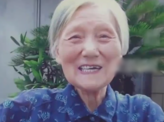 중국에서 100세가 넘는 나이에도 불구하고 깨끗한 피부와 좋은 기억력을 유지하고 있는 ‘동안 할머니’의 장수 비결이 화제다. 바이두