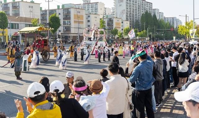 1일 익산 중앙체육공원 일원에서 ‘2026 익산 서동축제’를 알리는 ‘그레이트 썸 퍼레이드’가 펼쳐지고 있다./사진=송승욱 기자