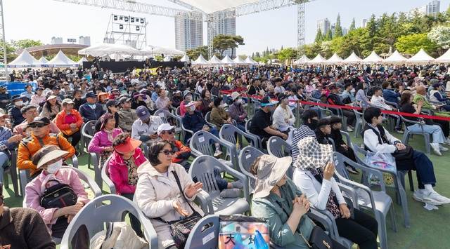 1일 익산 중앙체육공원 일원에서 펼쳐진 ‘2026 익산 서동축제’에서 관람객들이 공연을 즐기고 있다./사진=송승욱 기자
