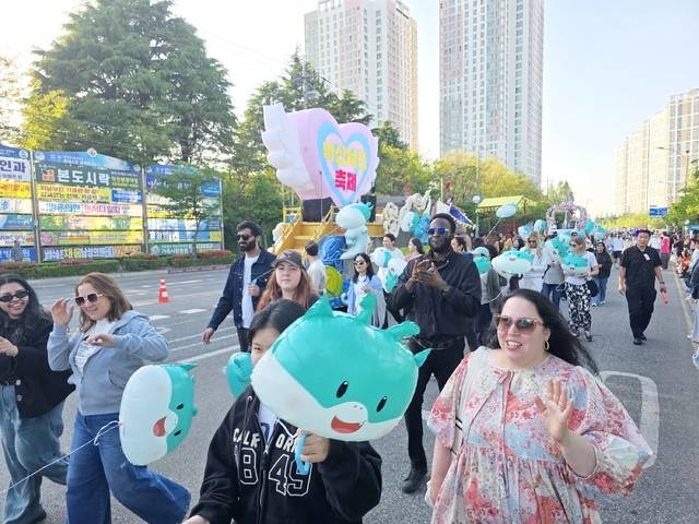 1일 익산 중앙체육공원 일원에서 ‘2026 익산 서동축제’를 알리는 ‘그레이트 썸 퍼레이드’가 펼쳐지고 있다./사진=송승욱 기자