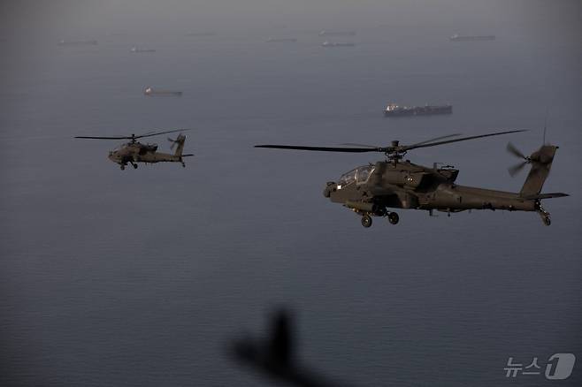미군 중부사령부(CENTCOM)가 엑스(X) 계정을 통해 공개한 사진으로 AH-64 아파치 헬기가 지난 17일(현지시간) 호르무즈 해협 상공을 비행하고 있다. (재판매 및 DB금지) ⓒ AFP=뉴스1