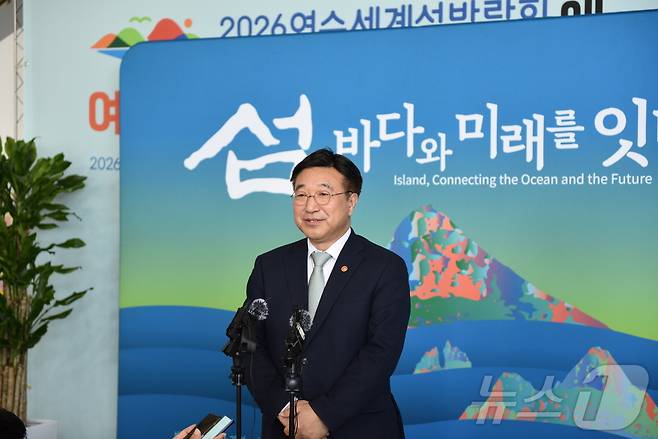 윤호중 행정안전부 장관이 21일 2026 여수 세계섬박람회 점검을 위해 여수를 방문, 기자들의 질의에 대답하고 있다 2026.4.21 ⓒ 뉴스1 김성준 기자