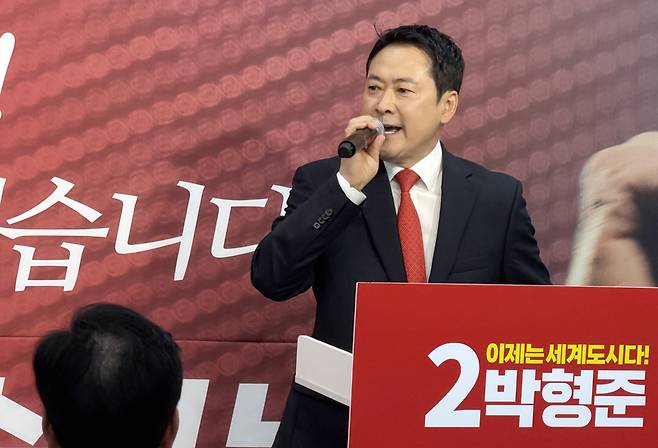 ▲ 2일 오전 부산 서면의 한 빌딩에서 열린 박형준 국민의힘 부산시장 후보 선거 개소식에서 장동혁 대표가 지지 연설을 하고 있다. 연합뉴스