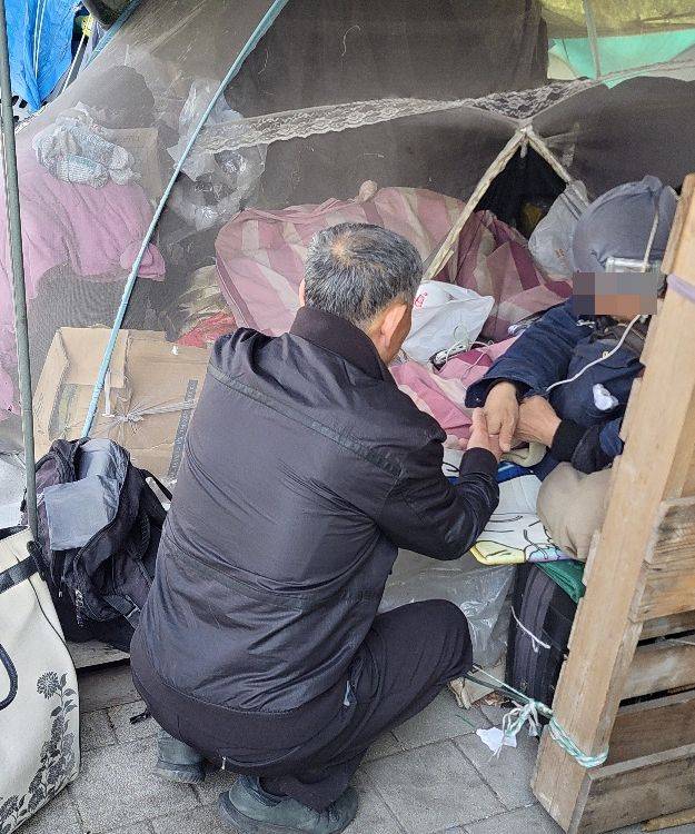 서울역 앞 광장 지하도와 서울역서부 텐트촌에서 노숙인의 손을 잡고 기도하는 모습. 가족 제공