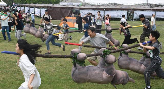 구경만 해도 축제 분위기가 확 살아나는 프로그램이다. ‘전곡 쌍코뿔이 레이스’는 매일 오후 1시 주무대 앞 잔디광장에서 열리며, 참가하려면 2~4인 가족팀에 미성년자 1명이 포함돼야 한다. 하루 30팀 사전예약제로 운영돼 직접 뛰고 싶다면 예약 가능 여부부터 확인하는 게 좋다.조주현기자