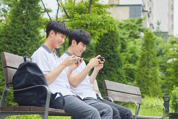 ▲스마트폰을 이용하는 청소년들. ⓒGettyimages.
