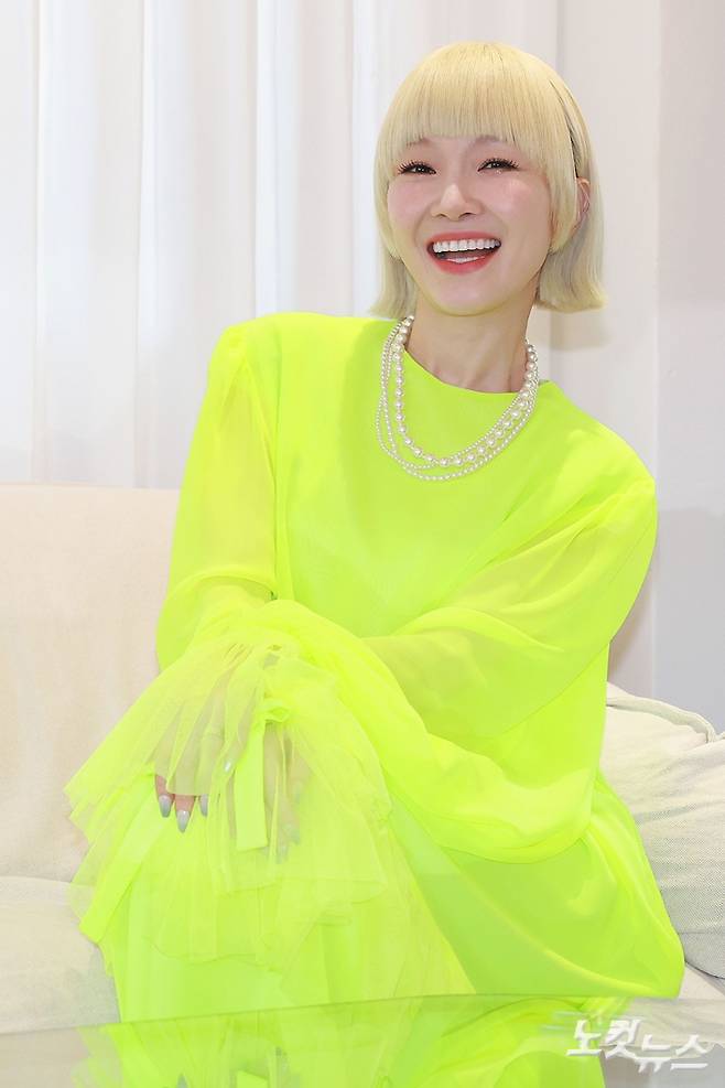 CBS노컷뉴스는 지난달 17일 오후 서울 종로구의 한 갤러리에서 자두를 만났다. 류영주 기자