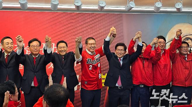 2일 국민의힘 박형준 부산시장 후보 선거사무소 개소식에서 참석자들이 인사하고 있다. 박진홍 기자