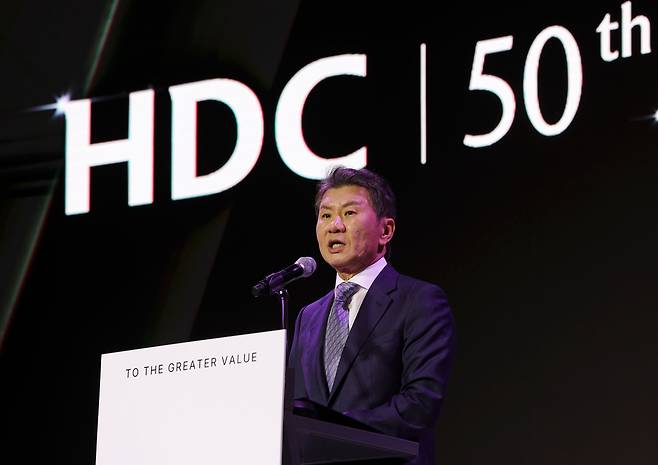 정몽규 HDC 회장이 지난달 18일 서울 용산구 서울드래곤시티에서 열린 HDC그룹 창립 50주년 기념식에서 기념사하고 있다. 뉴시스