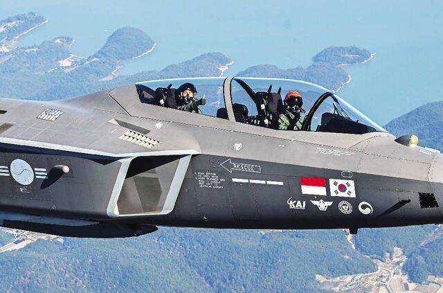 손석락 공군참모총장이 지난 2025년 11월 경남 사천 제3훈련비행단에서 지휘비행으로 한국형 전투기 KF-21 ‘보라매’ 후방석에 탑승해 엄지를 치켜세우고 있다. 사진 제공=공군