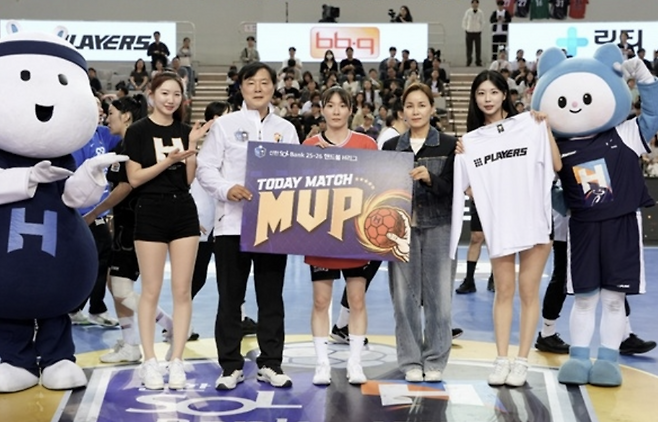 SK슈가글라이더즈 강경민이 MVP에 선정된 뒤 기념 사진을 찍고 있다. 한국핸드볼연맹