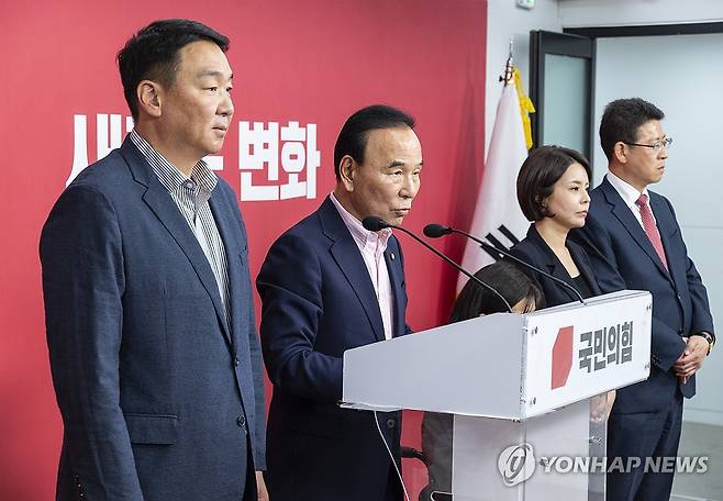 6ㆍ3 재보선 후보자 공천 결과 발표하는 국민의힘 공천관리위원회 (서울=연합뉴스) 황광모 기자 = 국민의힘 박덕흠 중앙당 공천관리위원장과 공관위원들이 1일 서울 여의도 국민의힘 중앙당사에서 이날 심사한 6ㆍ3 재보선 지역구 후보 공천 결과를 발표하고 있다. 2026.5.1 hkmpooh@yna.co.kr