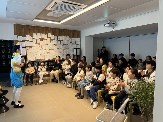세더칠(세이브더칠드런)협력전시연계_앨리스와 무지개 지니_관객참여형 창작극. /전북특별자치도문화관광재단 제공