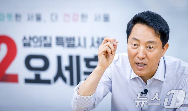 오세훈 국민의힘 서울시장 후보가 1일 서울 종로구 캠프에서 뉴스1과 인터뷰를 하고 있다. ⓒ 뉴스1 안은나 기자