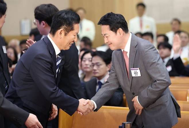 정청래 더불어민주당 대표와 장동혁 국민의힘 대표가 지난 4월 5일 서울 영등포구 여의도순복음교회에서 열린 2026 부활절 연합예배에서 악수하고 있다. ⓒ뉴시스