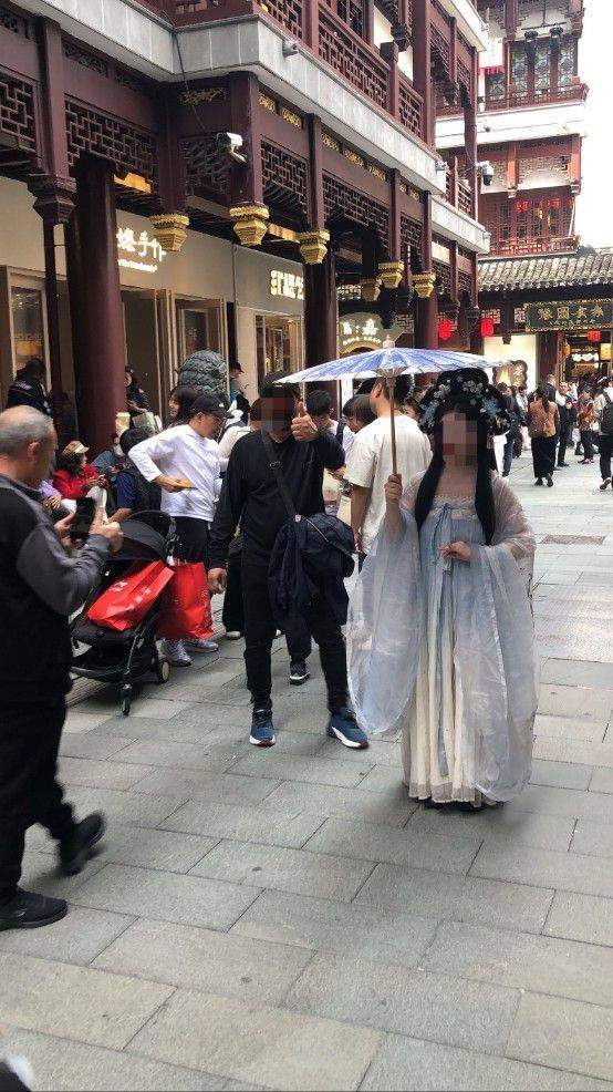 촬영 과정에서도 예상치 못한 즐거운 순간들이 이어졌다. 지나가던 관광객들이 기념사진을 찍기 위해 줄을 서는 진풍경이 펼쳐지기도 했다. ⓒ데일리안 남가희 기자
