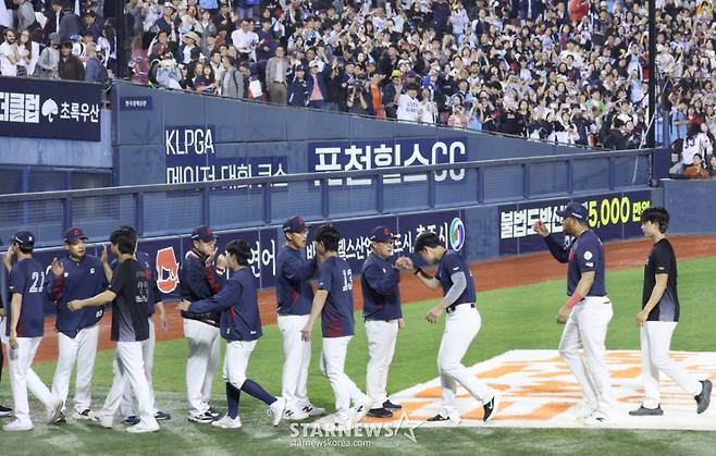 2026 신한 SOL KBO리그 LG 트윈스 대 롯데 자이언츠 경기가 15일 서울 잠실야구장에서 열렸다. 롯데 선수들이 LG에 2-0 승리를 한 후 김태형 감독의 환영을 받고 있다. /사진=김진경 대기자