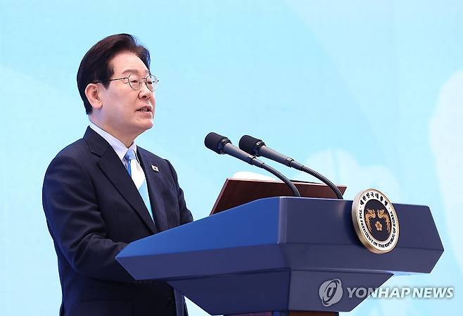 이재명 대통령, 노동절 기념사 (서울=연합뉴스) 김도훈 기자 = 이재명 대통령이 1일 청와대 영빈관에서 열린 노동절 기념식에서 기념사하고 있다.
청와대가 노동절 기념식을 개최한 것은 사상 처음이다. 2026.5.1 superdoo82@yna.co.kr