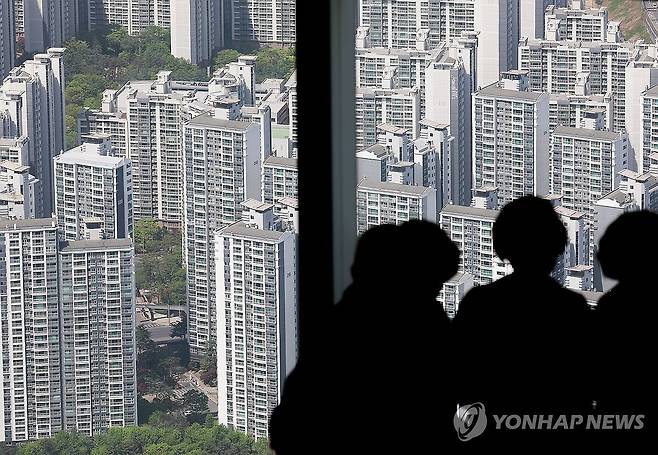 반토막난 서울 아파트 전세 물량 (서울=연합뉴스) 김성민 기자 = 봄 이사 철이 한창인 가운데 서울 아파트 전세 매물이 2년 전 대비 절반 가까이 줄어든 것으로 나타났다.
19일 부동산 빅데이터 업체 아실에 따르면 전날 기준 서울 아파트 전세 매물은 1만5천427건으로, 2년 전인 2024년 4월 18일(3만750건) 대비 49.9% 급감했다.
이날 서울 송파구 롯데월드타워에서 바라본 아파트의 모습. 2026.4.19 ksm7976@yna.co.kr