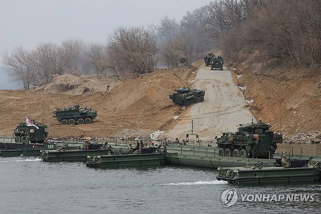 임진강 건너는 스트라이커 장갑차 (연천=연합뉴스) 임병식 기자 = 14일 경기도 연천군 임진강에서 실시된 한미연합 도하훈련에서 주한미군 스트라이커 장갑차들이 부교를 건너고 있다.
한미연합훈련 '자유의 방패'(프리덤실드·FS) 연습 일환으로 실시된 이번 훈련에는 미2사단/한미연합사단과 한국군 수도기계화보병사단 및 7공병여단이 참가했다. 2026.3.14 andphotodo@yna.co.kr