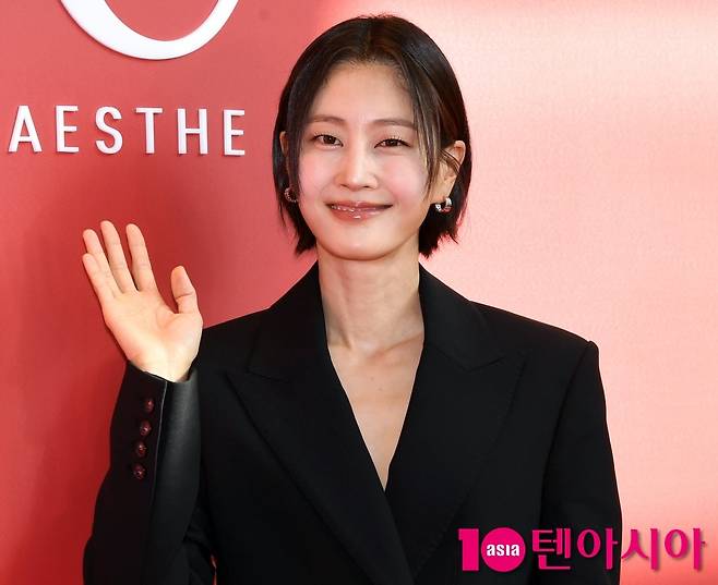 모델 겸 방송인 이현이가 포즈를 취하고 있다 / 사진=텐아시아 DB