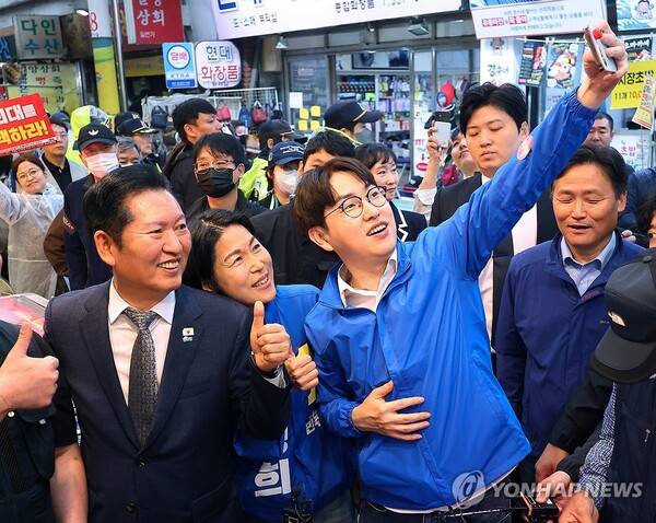 3일 오후 부산 북구 구포시장에서 더불어민주당 정청래 대표와 북갑 국회의원 보궐선거 출마를 공식화한 하정우 전 청와대 AI 미래기획수석이 상인들과 사진을 찍고 있다. 연합뉴스