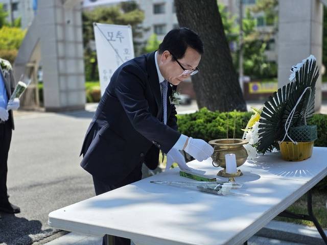 4일 이리고등학교에서 열린 고 강병식 대령 추모식에서 정헌율 익산시장이 분향을 하고 있다./사진=송승욱 기자