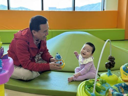 ◇국민의힘 김진태 강원지사 후보는 4일 춘천과 화천 일원에서 아이 키우기 좋은 강원형 정책 추진 의미를 담은 ‘어쩌다 할배, 김진태의 강원 육아일기’를 선보였다.