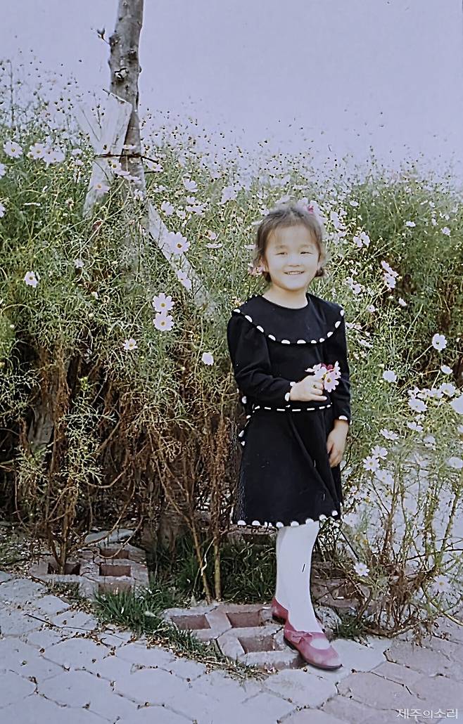 이상기 씨의 딸 이윤지 씨가 네 살때 모습. 아버지가 직접 만들어준 옷을 입은 딸이 환하게 미소짓고 있다. /사진 제공=이상기. ⓒ제주의소리