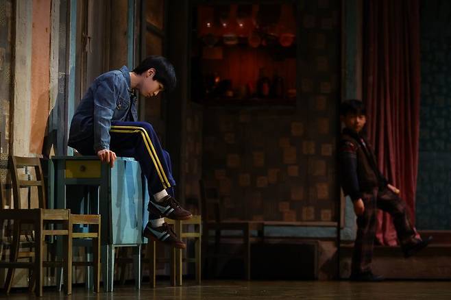 지난달 29일 서울 용산구 블루스퀘어에서 열린 뮤지컬 '빌리 엘리어트' 프레스콜에서 배우들이 주요 장면을 시연하고 있다. 뉴시스