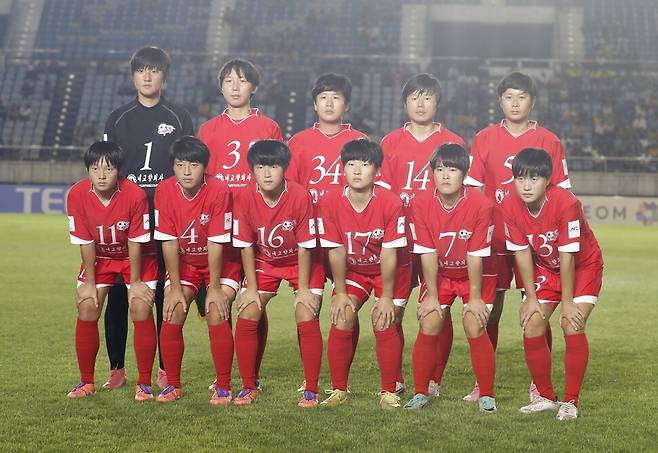 지난해 11월 미얀마 양곤에서 열린 아시아축구연맹 여자 챔피언스리그 경기에 앞서 기념사진을 찍고 있는 내고향여자축구단. 양곤/EPA 연합뉴스