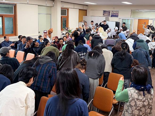 지난 2일 제주시 한림읍 귀덕2리 리사무소에서 열린 한수풀해녀학교 입학식에서 현직 해녀 선생님들과 신입생들이 인사를 하고 있다. 최충일 기자