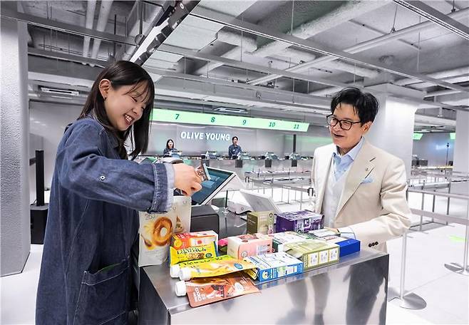 이재현 CJ그룹 회장이 지난 3월 새롭게 문을 연 글로벌 특화 매장 ‘올리브영 센트럴 명동 타운’에서 제품을 구매하고 있다. CJ그룹 제공